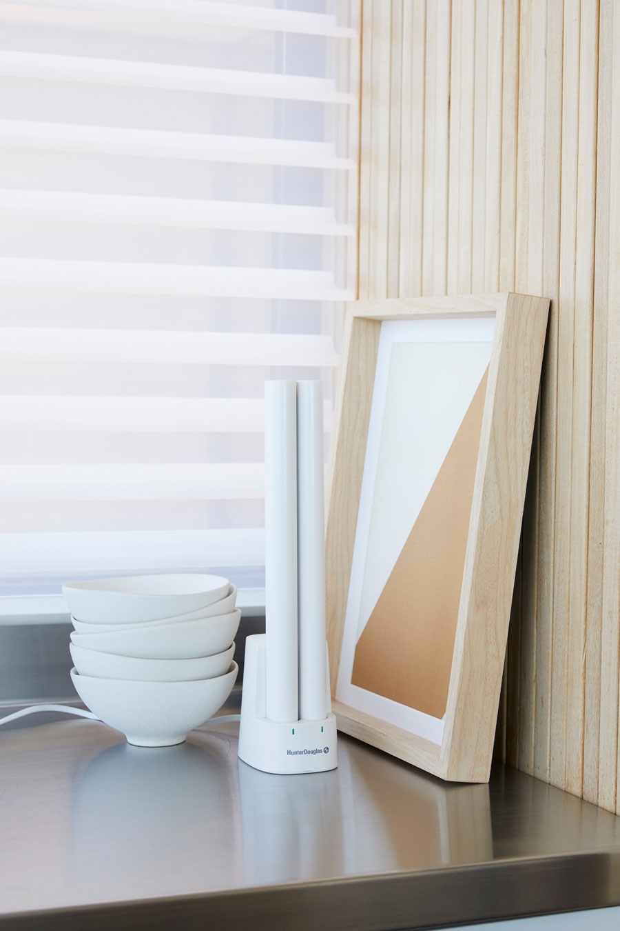 Hunter Douglas charging station for rechargeable PowerView battery wands
