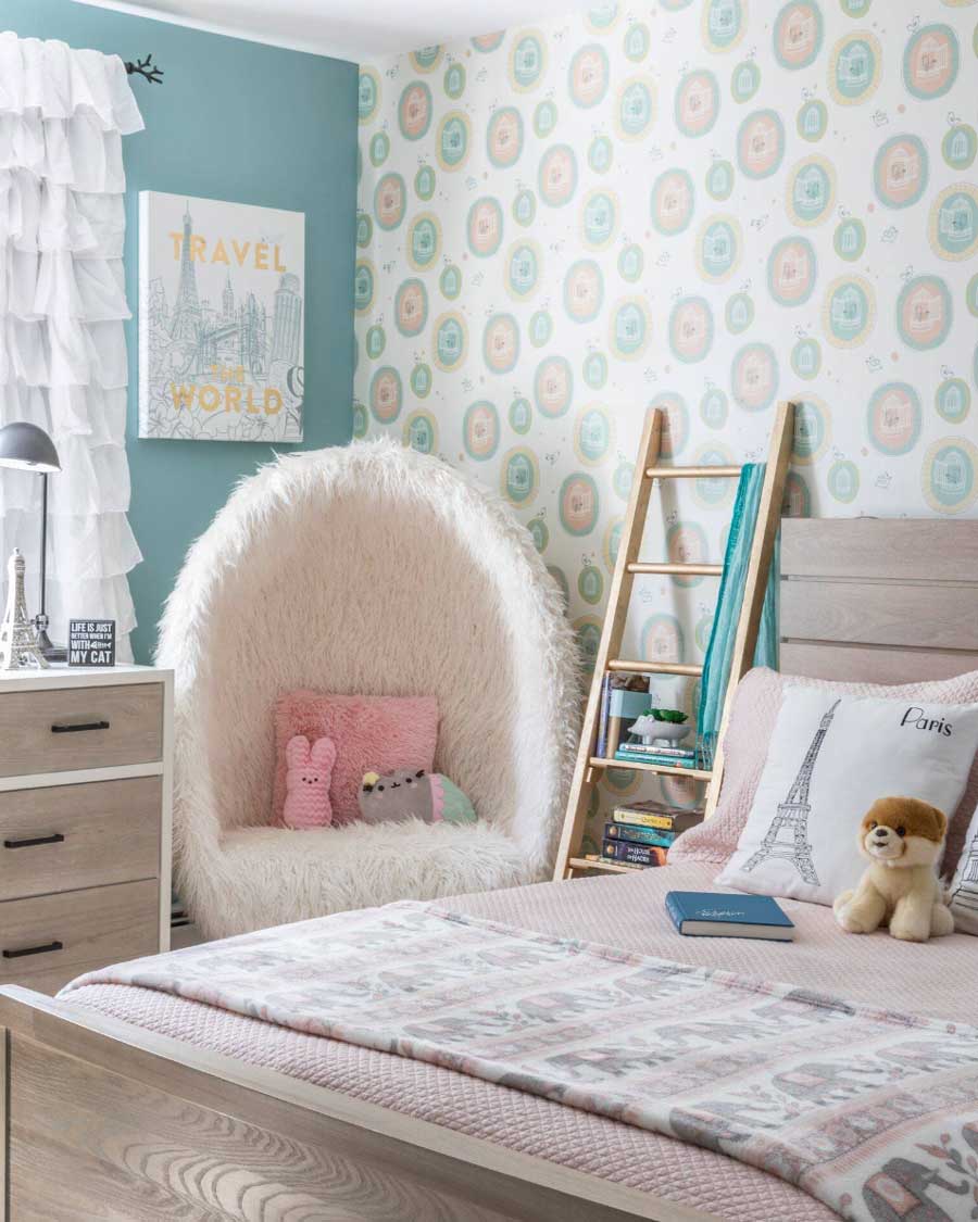 circular wallpaper in a child's room 